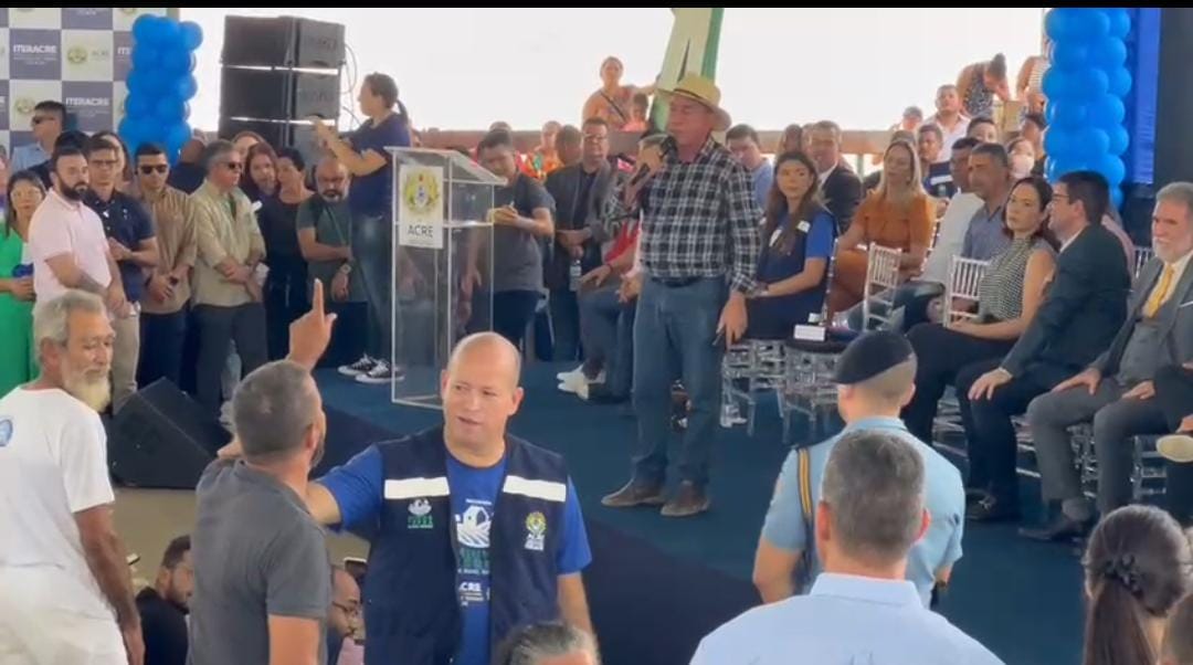 “Tem dinheiro em caixa, mas não tem gestão”, diz presidente de bairro ao confrontar Bocalom em palanque